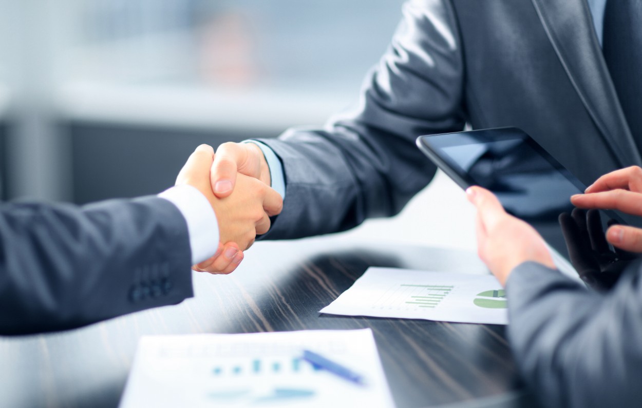 two-businessmen-shaking-hands-photo-G[1]